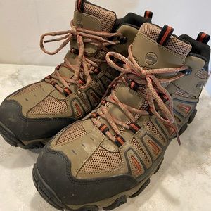 Wind River men’s boots 10.5 Tarantula grips bottom brown leather uppers